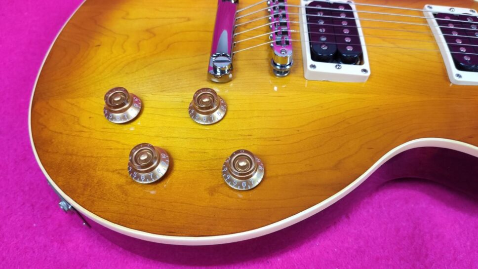 Gibson Les Paul Standard 1987 Slash #1 Replica more than “inspired by