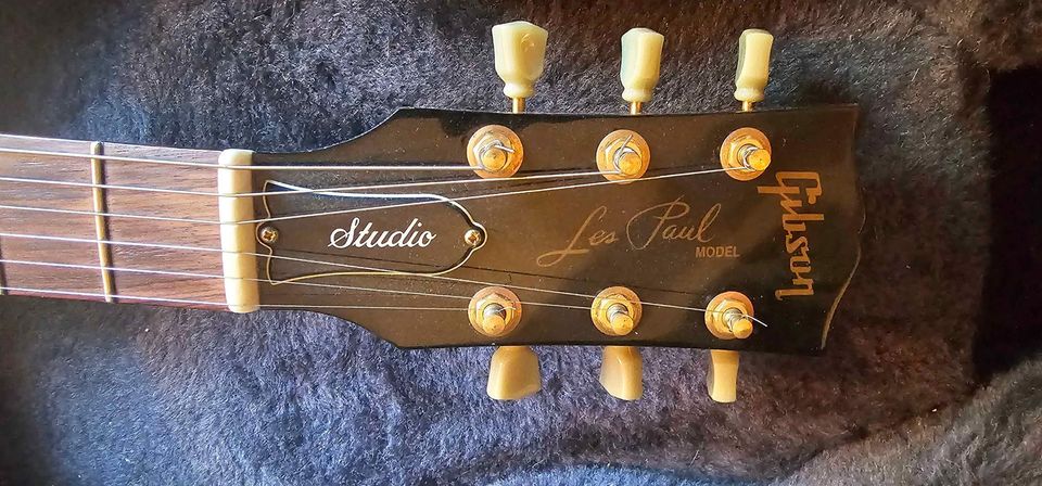 Gibson guitar