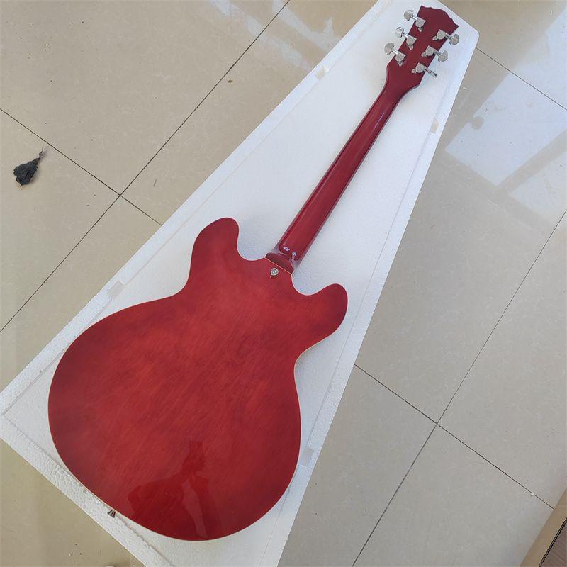 Découvrez cette guitare électrique "Bijoux"