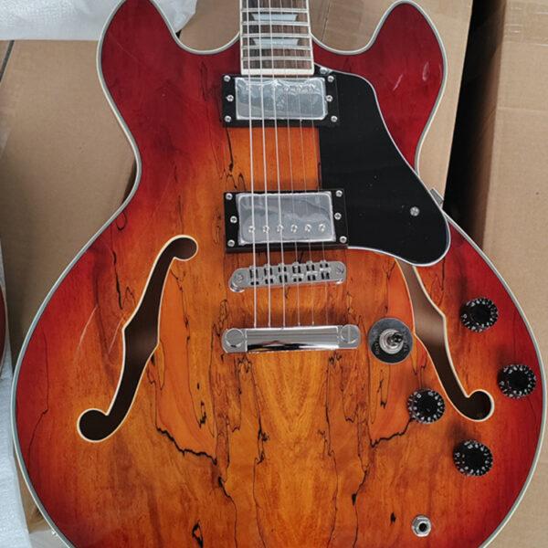 Découvrez cette guitare électrique "Bijoux"