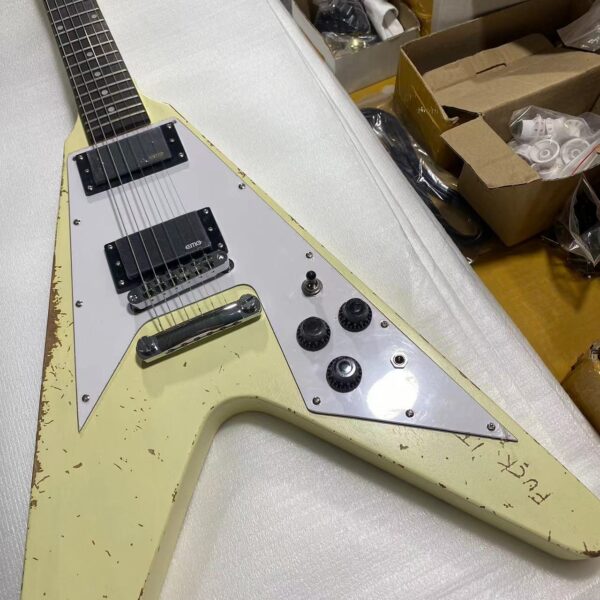 Guitare Électrique Relic Fly-V en Acajou !