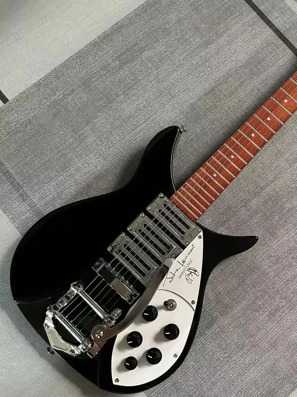 Rickenbacker 325