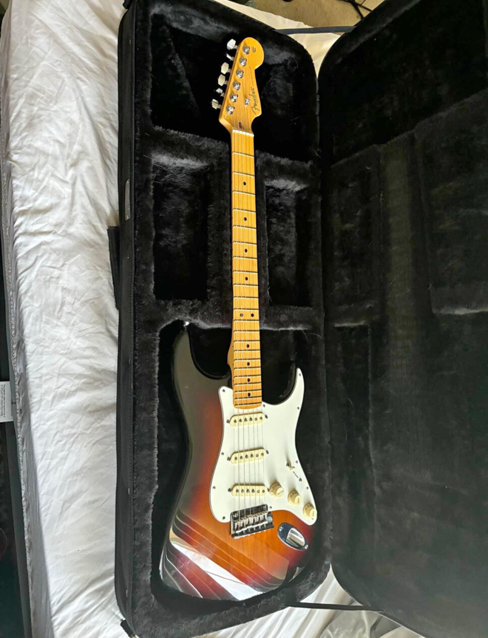 Fender American Standard Stratocaster with Maple Fretboard 2