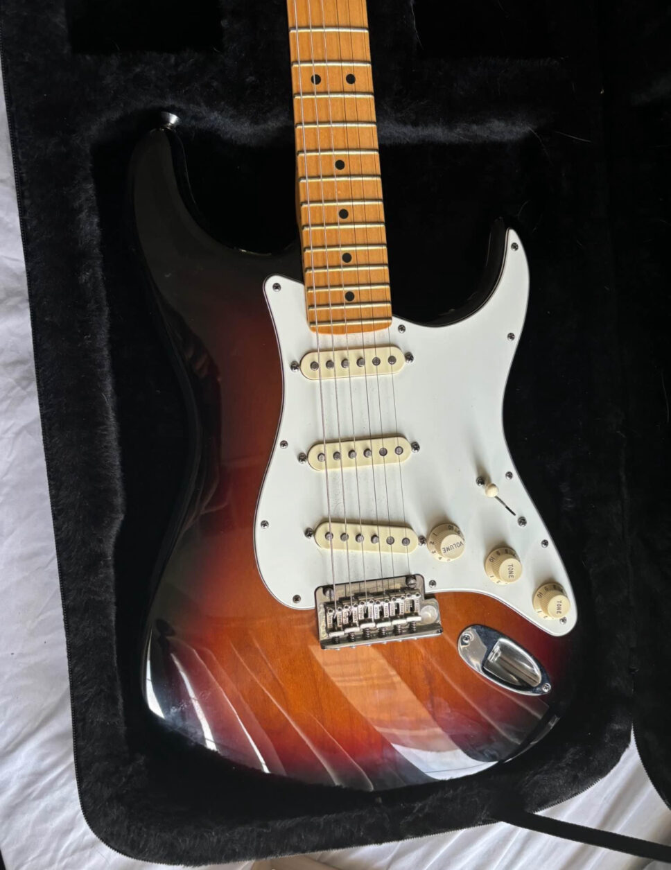 Fender American Standard Stratocaster with Maple Fretboard 2