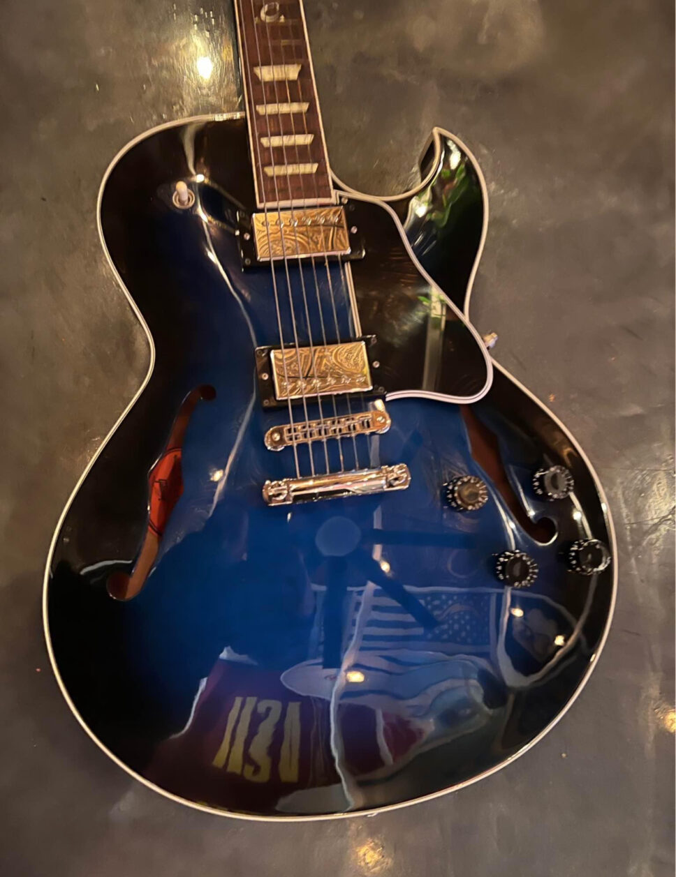 Gibson ES137 Classic Hollow Body Electric Guitar Blue Burst