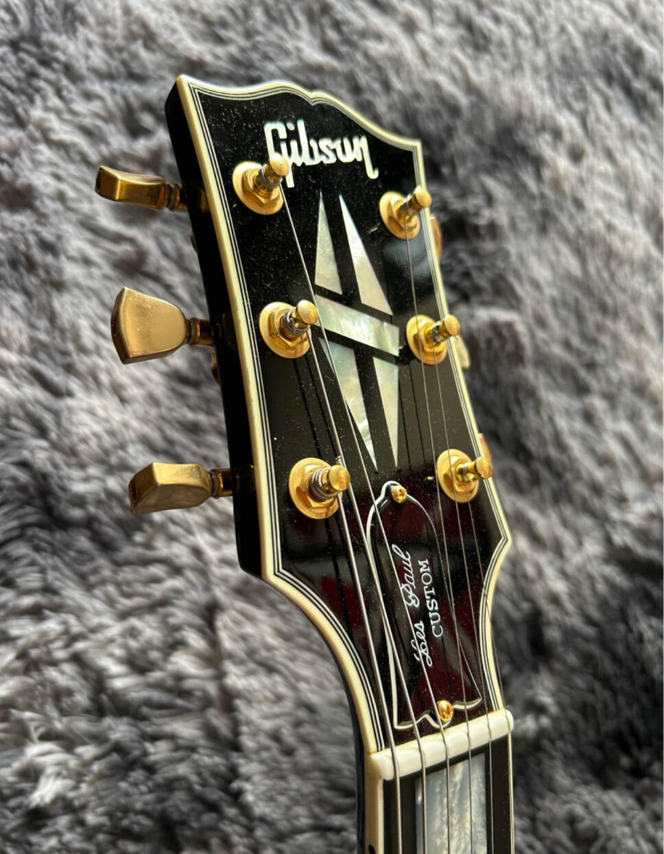 Gibson Les Paul Ebony Finish & Gold Hardware