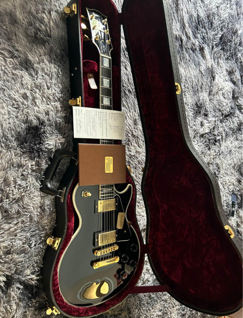 Gibson Les Paul Ebony Finish & Gold Hardware