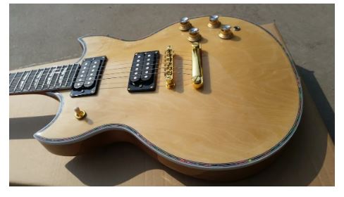 Guitare électrique en bois naturel