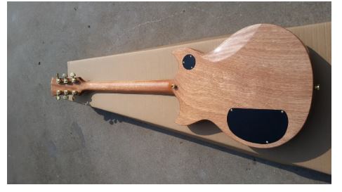 Guitare électrique en bois naturel