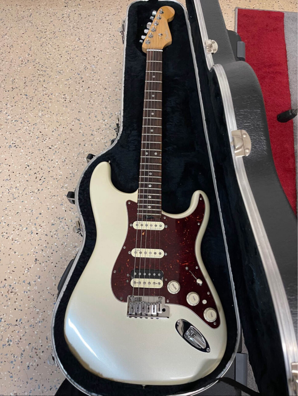 Fender American elite Stratocaster HSS (USA) with cases .