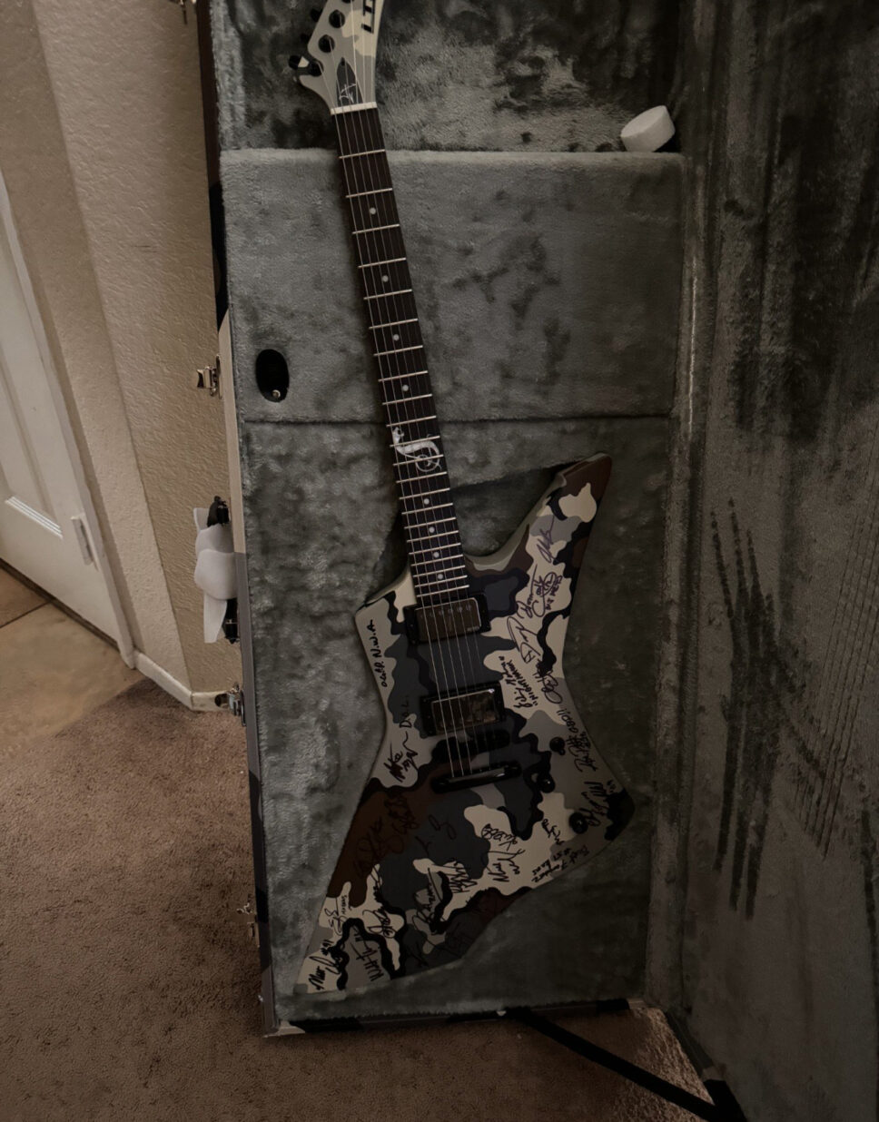 ESP/LTD SWEETWATER James Hetfield Signature Snakebyte Electr