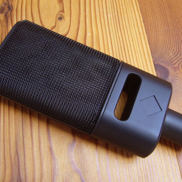 a clone of the Beyerdynamic M380 with a Beyerdynamic capsule
