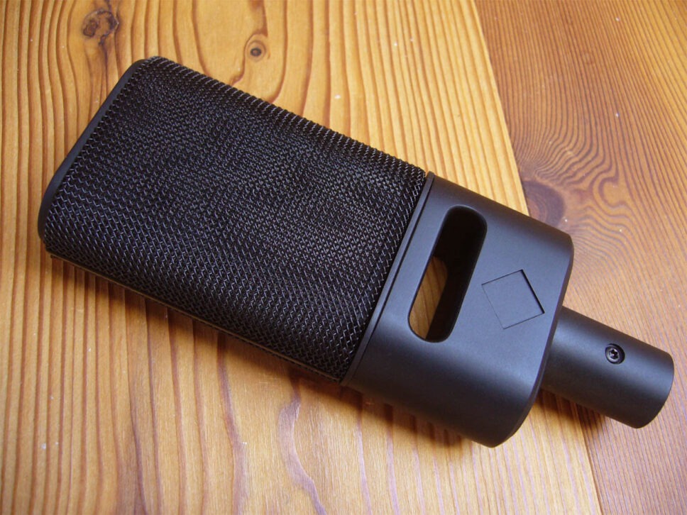 a clone of the Beyerdynamic M380 with a Beyerdynamic capsule